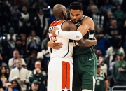 开云足球直播-雄鹿客场告捷，米德尔顿砍下+