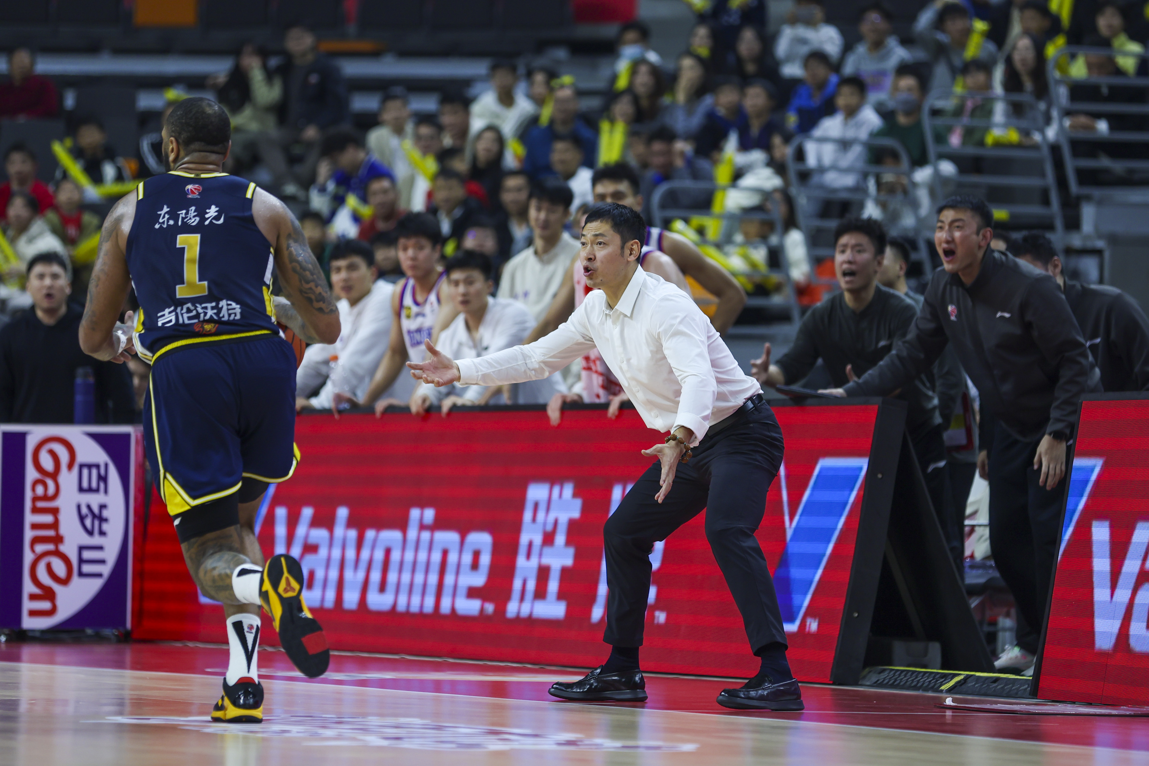 辽宁队轻取广东队，易建联点燃赛场