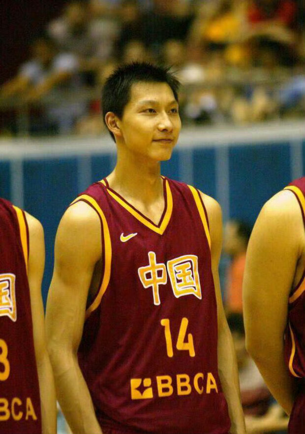 辽宁队轻取广东队，易建联点燃赛场