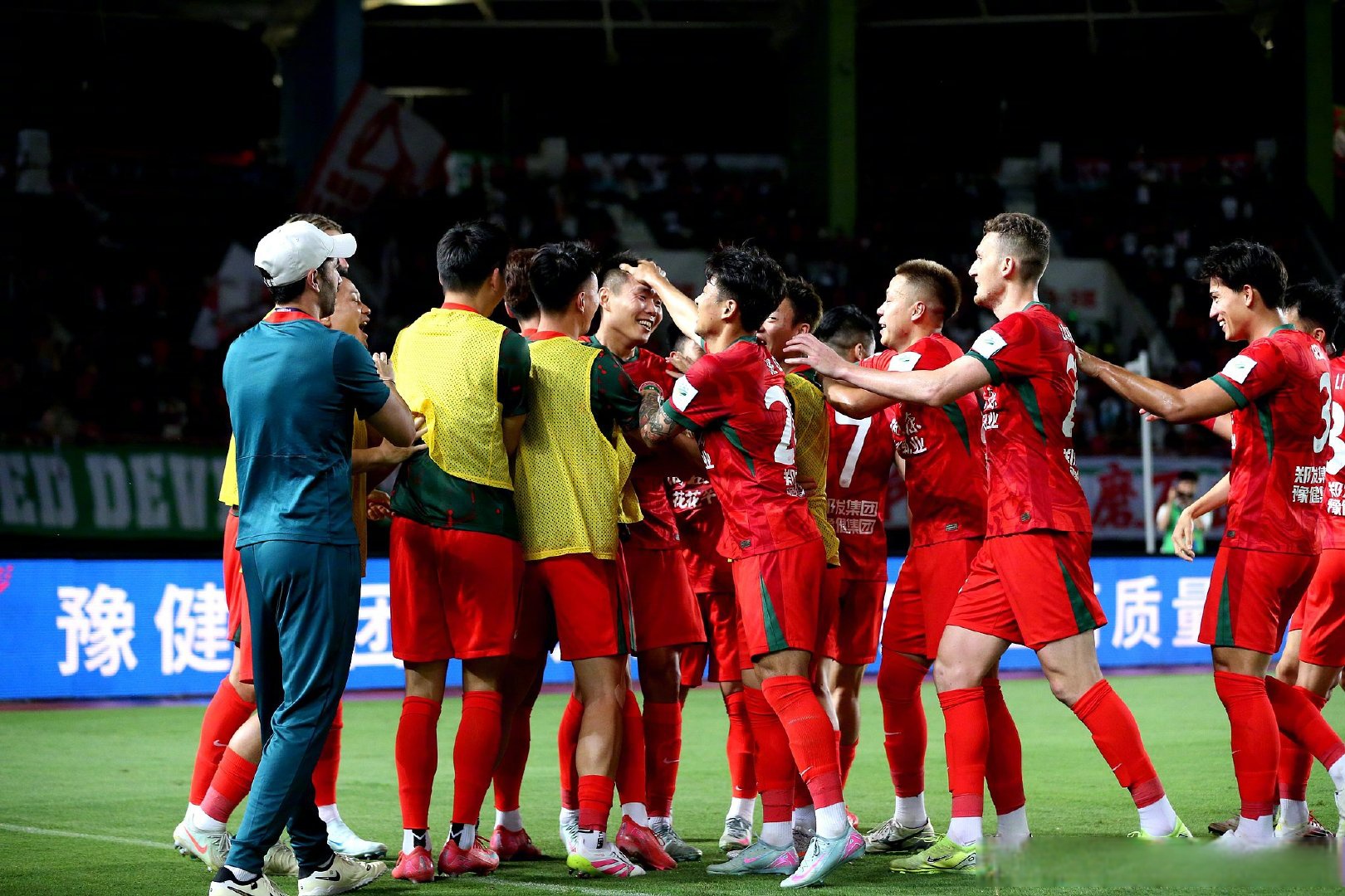 关于本轮球队在主场取得胜利,稳固联赛前三名位置的信息 关于本轮球队在主场取得胜利,稳固联赛前三名位置的信息