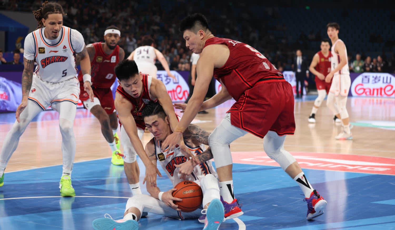 比赛中掀起激烈争夺，球队斗志昂扬的简单介绍