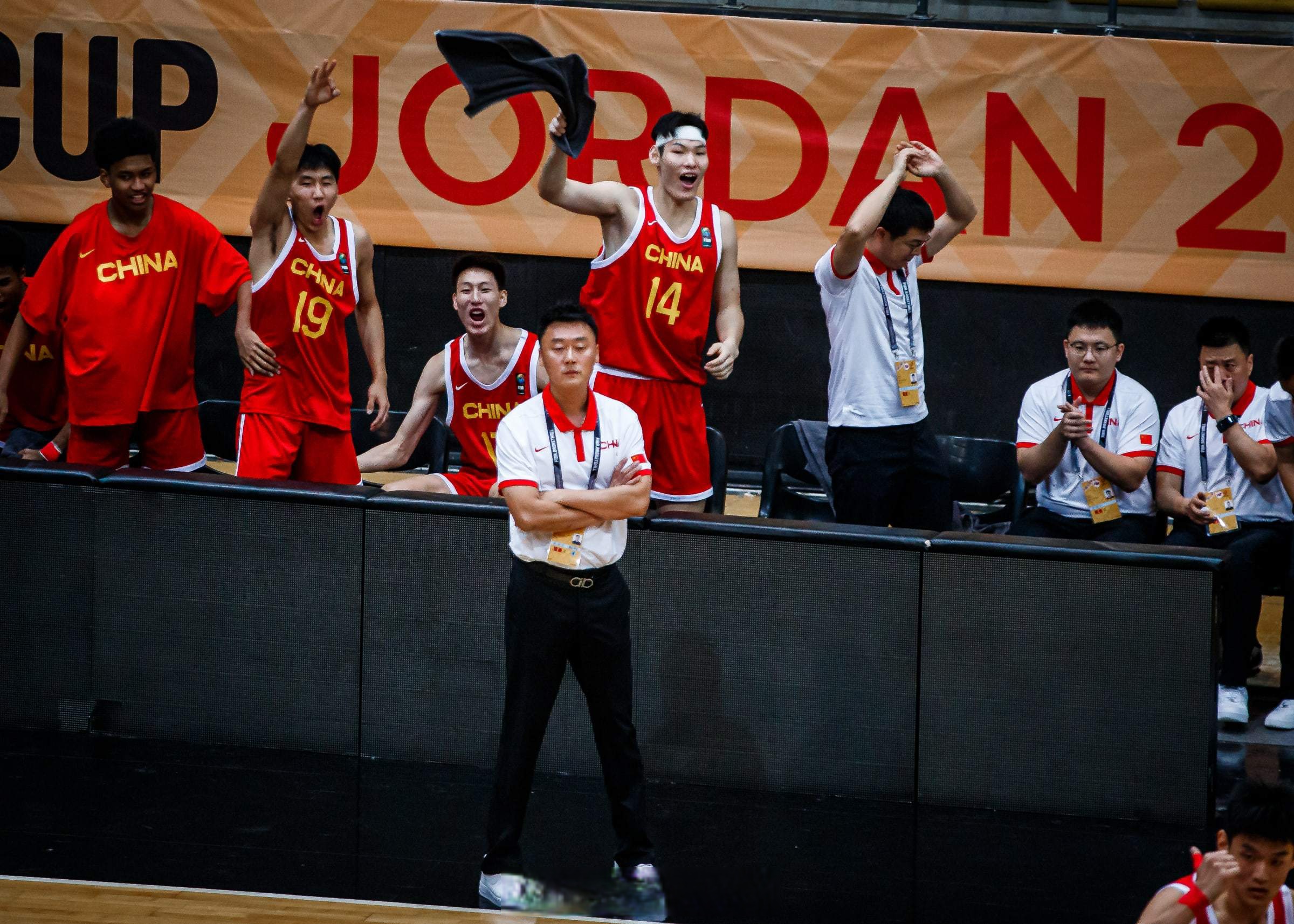 激战不断!球员们奋力争冠展现拼搏精神 激战不断!球员们奋力争冠展现拼搏精神