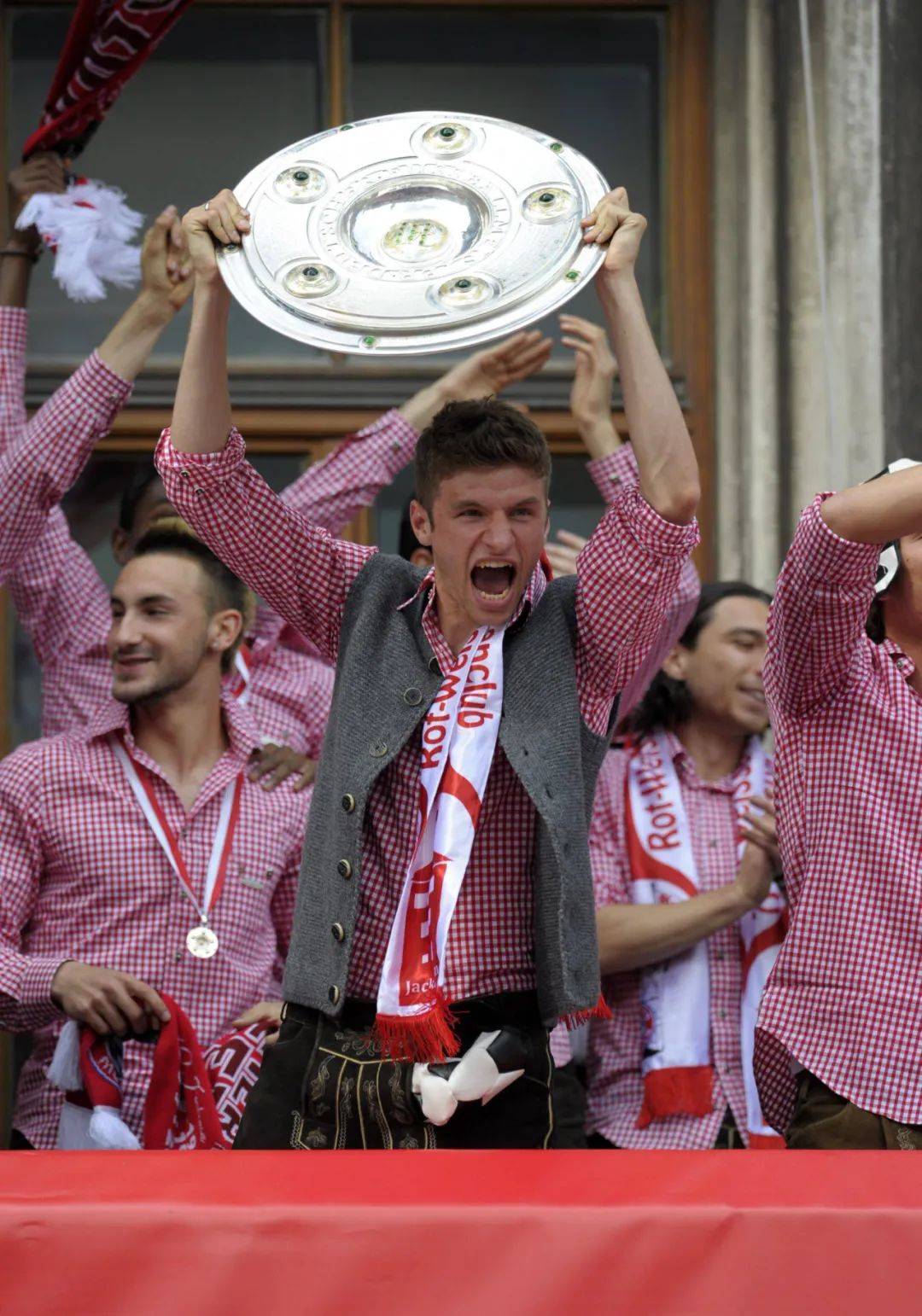 包含美国完胜英格兰，穆勒完成帽子戏法的词条